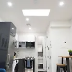 78-4B New Quality 1Br W&D In Unit Skylight