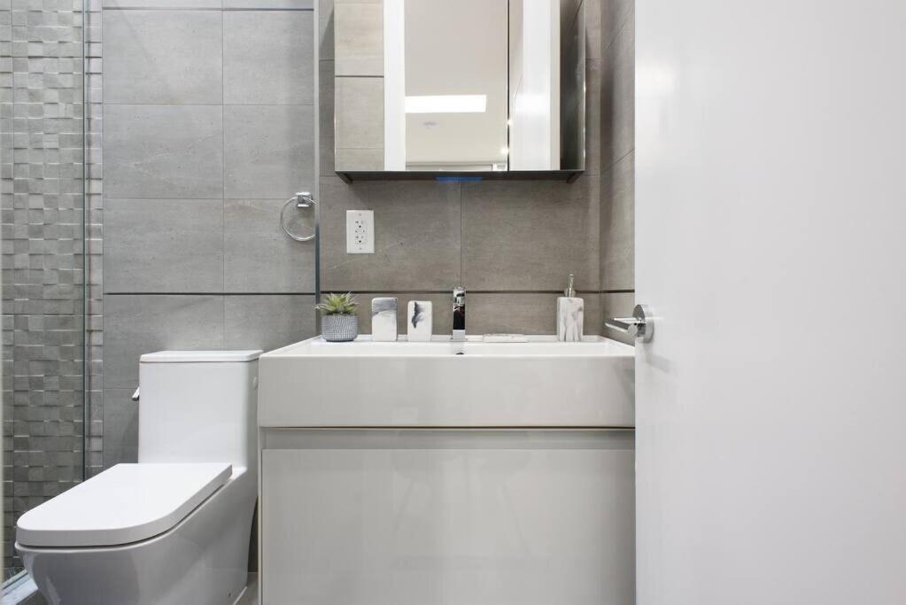 Apartment 78-4b New Quality 1br W&d In Unit Skylight New York